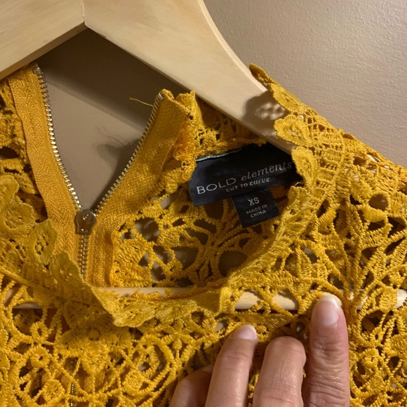 Bold elements lace top - Picture 2 of 3